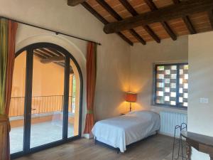A bed or beds in a room at Podere Capitignano