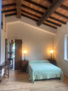 A bed or beds in a room at Podere Capitignano