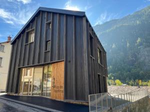 czarny budynek z górą w tle w obiekcie Orelle - Val Thorens, le Hameau des eaux - SPA & piscine w mieście Orelle