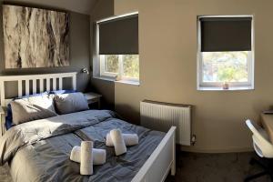 um quarto com uma cama com duas toalhas em Luxury In Loughborough em Loughborough