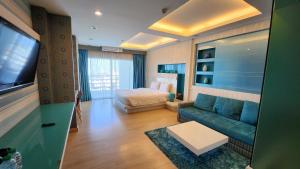 a living room with a couch and a bed at Condo Express View Talay 6 in Pattaya Central