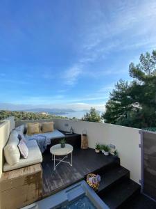 d'une terrasse avec un canapé et une table sur un balcon. dans l'établissement Skiathos Gea Villas, à Achladies