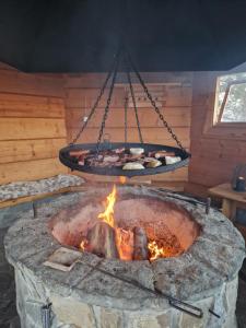 una hoguera con comida cocinando en ella en Mergen Bike & Ski Resort en Niedzica Zamek