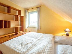 グロヴェにあるDoppelhaushälfte in Glowe - D 120.008のベッドルーム(白いベッド1台、窓付)