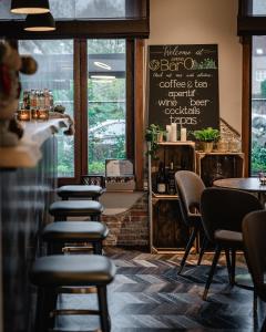 een bar met stoelen en een schoolbord aan de muur bij Hotel Olympia in Bruges in Brugge