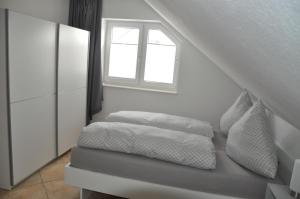 a bedroom with a bed and a window at Schnurs Ferienwohnung in Römerberg