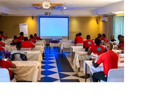 オチワロンゴにあるMSC Hotel Otjiwarongo Monitronicsの部屋のテーブルに座っている人々のグループ +55枚の写真