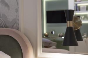 a mirror reflection of a lamp in a living room at Hotel La Gemma in Florence