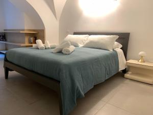 um quarto com uma cama com duas toalhas em La Suite di Piazza dell'Università em Catânia