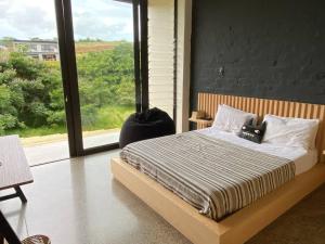 En eller flere senge i et værelse på Sunny Simbithi Estate