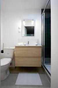 uma casa de banho com um WC, um lavatório e um chuveiro em THEM'APPART CHARTRONS em Bordeaux