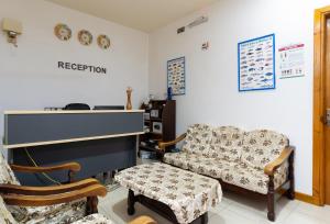 烏庫哈斯的住宿－Ukulhas View，客厅配有钢琴和椅子
