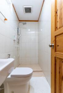 ein Bad mit einem WC und einem Waschbecken in der Unterkunft Ukulhas View in Ukulhas