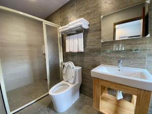 鹿港的住宿－老街假期文旅，一间带卫生间和水槽的浴室