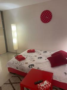 - une chambre avec un lit et une table rouge dans l'établissement AS Apartment Lodz, à Łódź