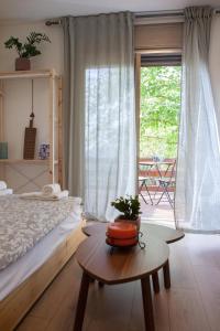 una camera con letto, tavolo e finestra di Connected Guest House ad Amirim