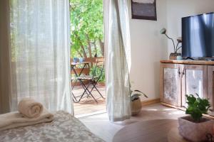 Televiisor ja/või meelelahutuskeskus majutusasutuses Connected Guest House