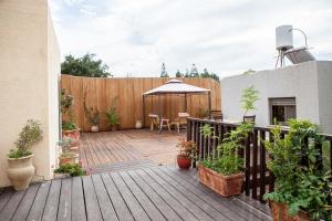Rõdu või terrass majutusasutuses Connected Guest House