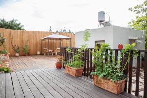 Rõdu või terrass majutusasutuses Connected Guest House
