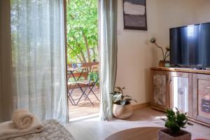 Televiisor ja/või meelelahutuskeskus majutusasutuses Connected Guest House