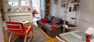 uma sala de estar com um sofá e uma mesa em Apartment 40 em Zagreb