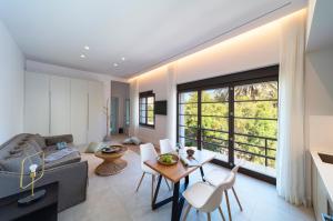 Posedenie v ubytovaní Naillac Elite Suites