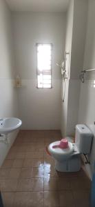 ein Bad mit einem WC und einem Waschbecken in der Unterkunft Al Irfan Homestay Tmn SgDua Utama in Butterworth