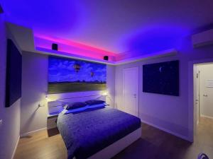 Dormitorio púrpura con cama con techo púrpura en Relax in Milano - Ventura - Lambrate - Città Studi en Milán