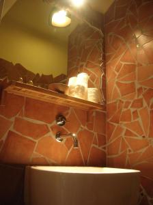 uma casa de banho com um lavatório e um espelho em Scendi dal treno em Bolonha