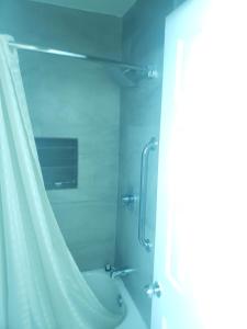 Koupelna v ubytování Cotulla Executive Inn + 32 fotografií