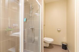 bagno con doccia e servizi igienici. di Appart’City Confort Rennes – Cesson Sévigné a Cesson-Sévigné