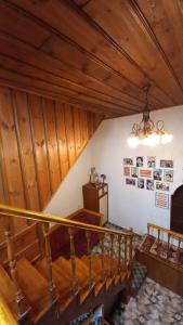 um quarto no sótão com tecto em madeira e escadas em Tarihi Taşkıran Otel em Beypazarı