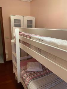 Łóżko lub łóżka w pokoju w obiekcie Casa Goros I