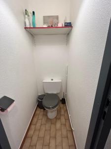 Kúpeľňa v ubytovaní T2 à côté de la mer quartier des Quilles