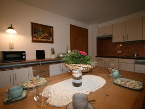 cocina con mesa de madera y copas de vino en Apartment Anger - MHO163 by Interhome en Mayrhofen