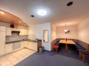kuchnia i jadalnia ze stołem i krzesłami w obiekcie Apartment Appartment Wildmoos-2 by Interhome w Solden
