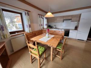 ピーゼンドルフにあるApartment Haslinghof - PID235 by Interhomeのキッチン(木製ダイニングルーム、テーブル、椅子付)