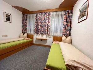 pokój z dwoma łóżkami i oknem w obiekcie Apartment Appartment Wildmoos-2 by Interhome w Solden