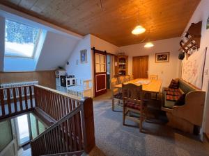salon ze stołem i jadalnią w obiekcie Apartment Knaushof by Interhome w mieście Ramsau am Dachstein +36 zdjęć