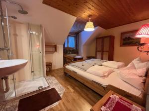 Łóżko lub łóżka w pokoju w obiekcie Apartment Knaushof by Interhome