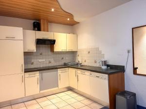 Kuchnia lub aneks kuchenny w obiekcie Apartment Appartment Wildmoos-2 by Interhome