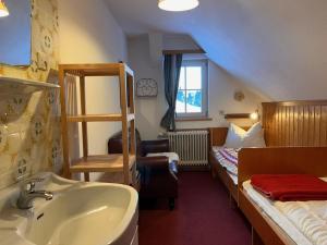 Łóżko lub łóżka w pokoju w obiekcie Apartment Knaushof by Interhome