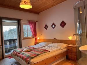 Łóżko lub łóżka w pokoju w obiekcie Apartment Knaushof by Interhome