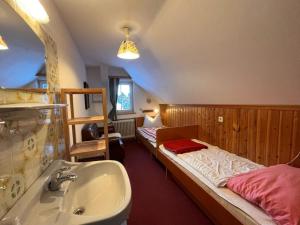 Łóżko lub łóżka w pokoju w obiekcie Apartment Knaushof by Interhome