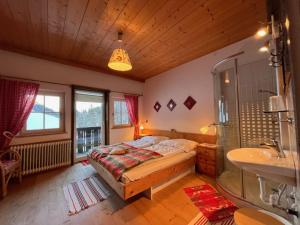 um quarto com uma cama e um lavatório em Apartment Knaushof - RMU200 by Interhome em Ramsau am Dachstein