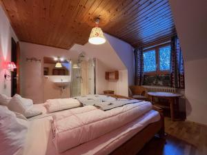 Łóżko lub łóżka w pokoju w obiekcie Apartment Knaushof by Interhome