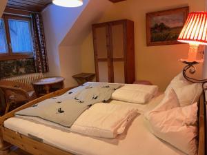 Łóżko lub łóżka w pokoju w obiekcie Apartment Knaushof by Interhome