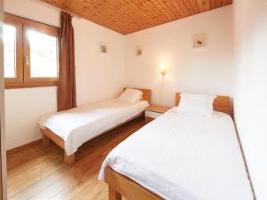 Postel nebo postele na pokoji v ubytování Chalet Genepi by Interhome