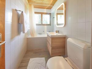 ein Badezimmer mit einem weißen WC und einem Waschbecken in der Unterkunft Apartment Hameau D004 by Interhome in Les Collons