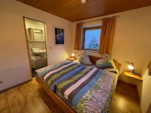 Habitación pequeña con cama y ventana en Apartment Wank by Interhome en Farchant
